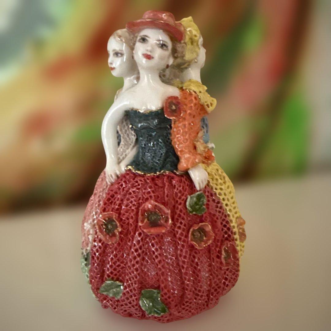 美しい多色の透かし模様が施されたビクトリア朝様式の女性像 4 体。