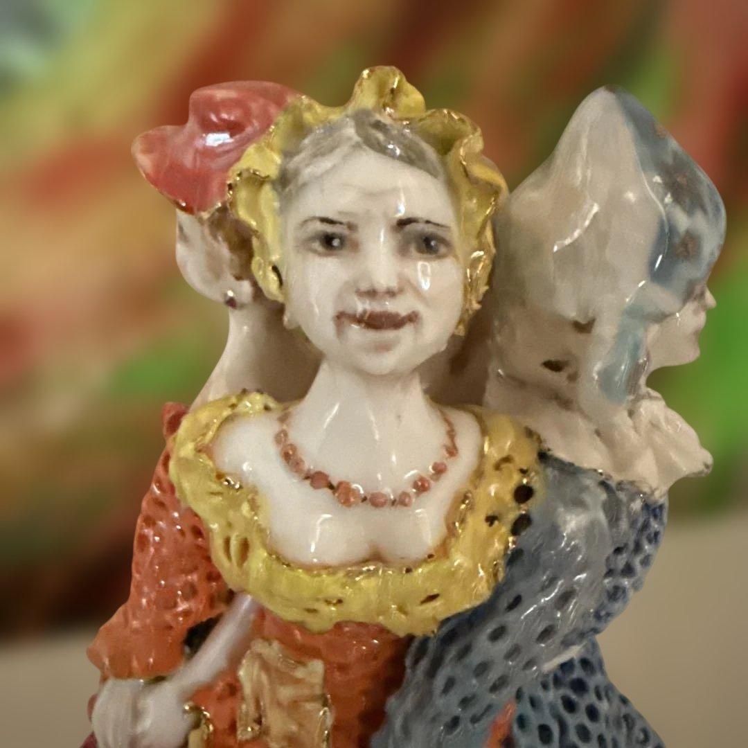 美しい多色の透かし模様が施されたビクトリア朝様式の女性像 4 体。