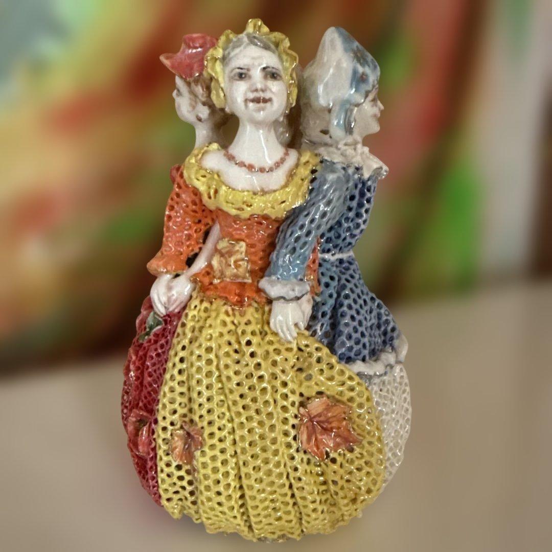 美しい多色の透かし模様が施されたビクトリア朝様式の女性像 4 体。