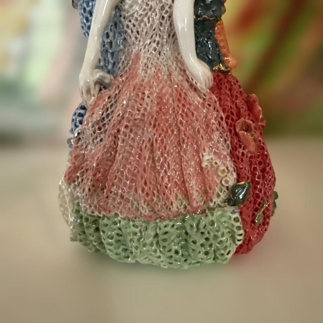 美しい多色の透かし模様が施されたビクトリア朝様式の女性像 4 体。