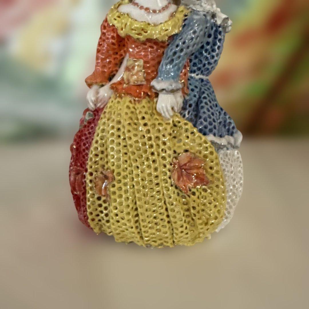 美しい多色の透かし模様が施されたビクトリア朝様式の女性像 4 体。