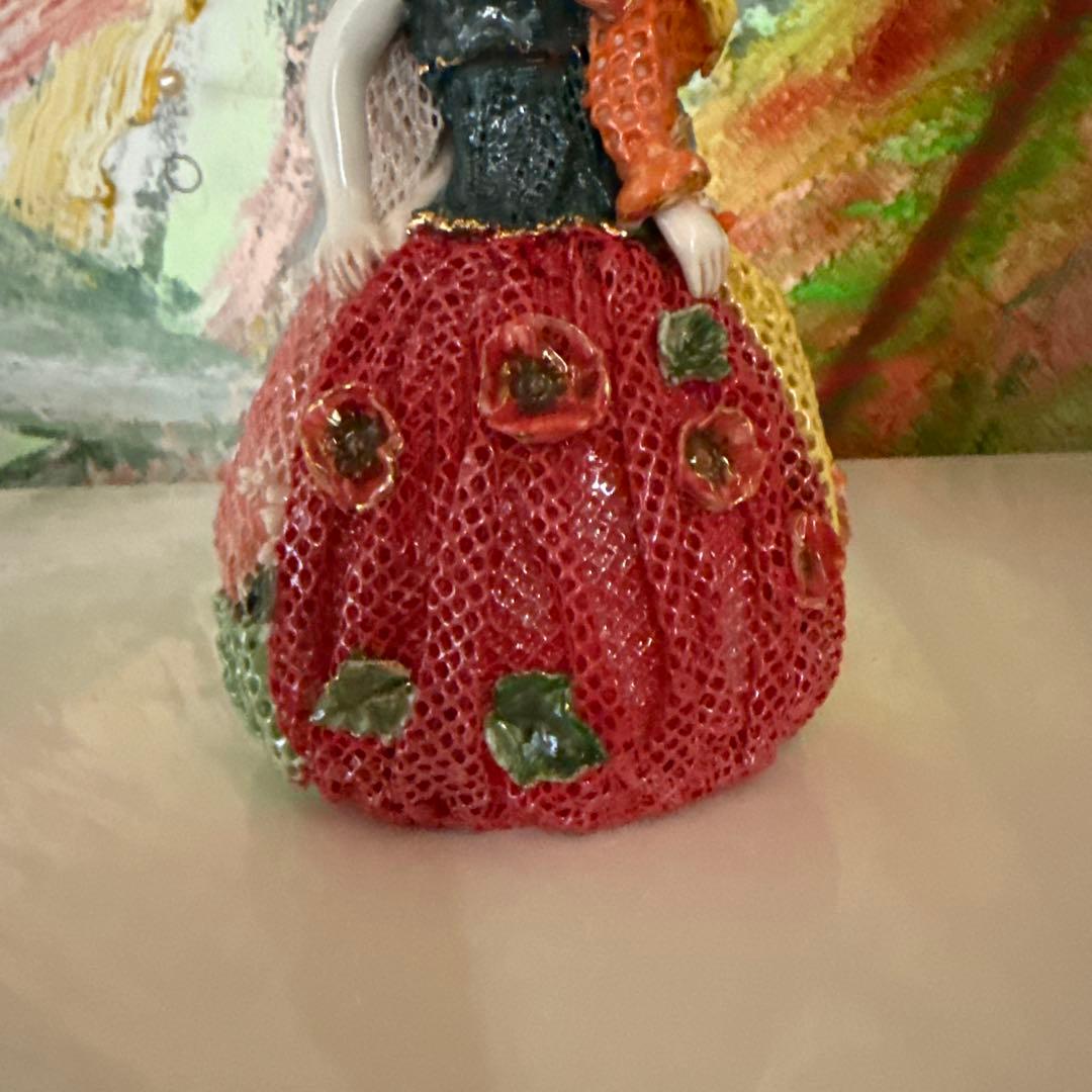 美しい多色の透かし模様が施されたビクトリア朝様式の女性像 4 体。