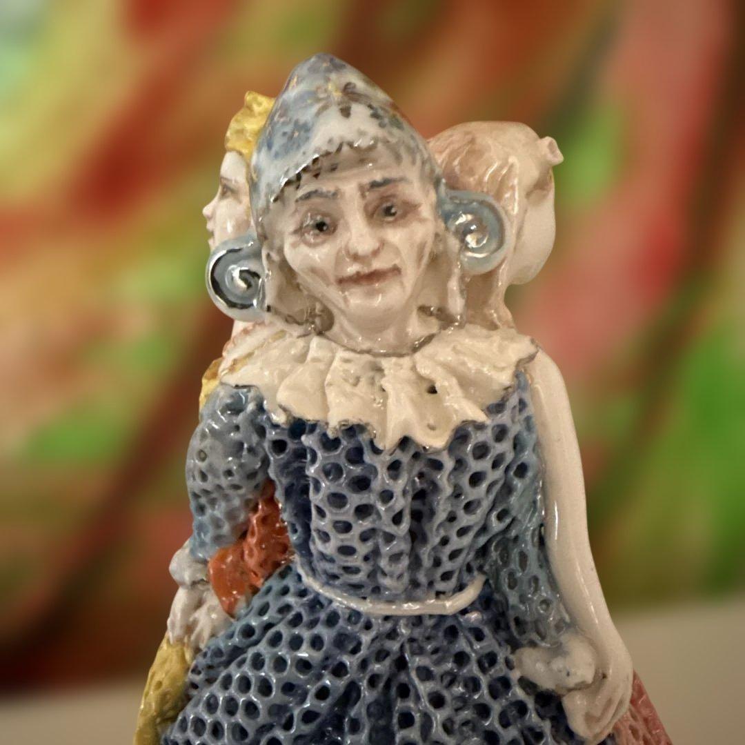 美しい多色の透かし模様が施されたビクトリア朝様式の女性像 4 体。