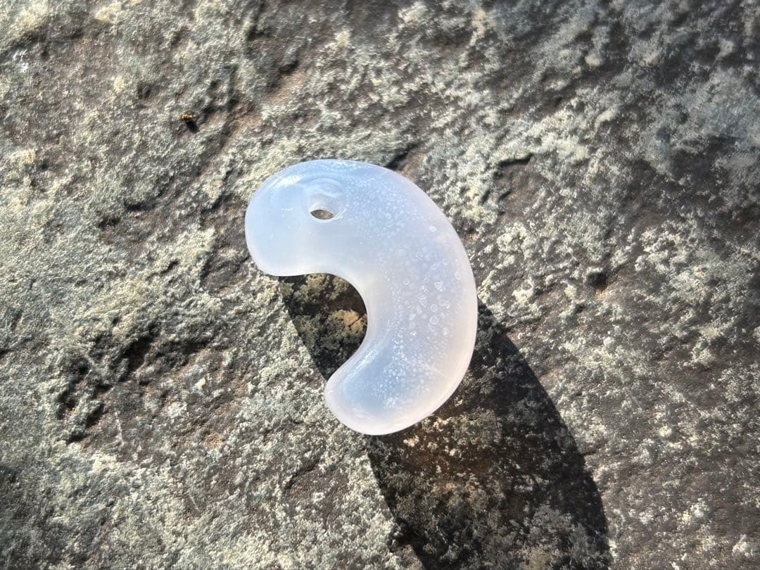 青瑪瑙勾玉　錦石