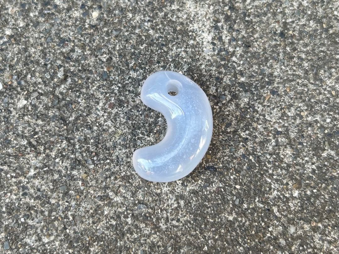 青瑪瑙勾玉　錦石