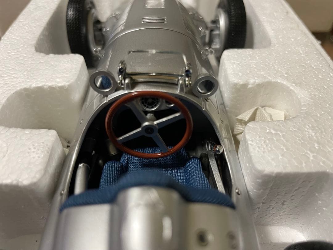 価格変更1/18 CMC メルセデス・ベンツW165 1939年 未展示品