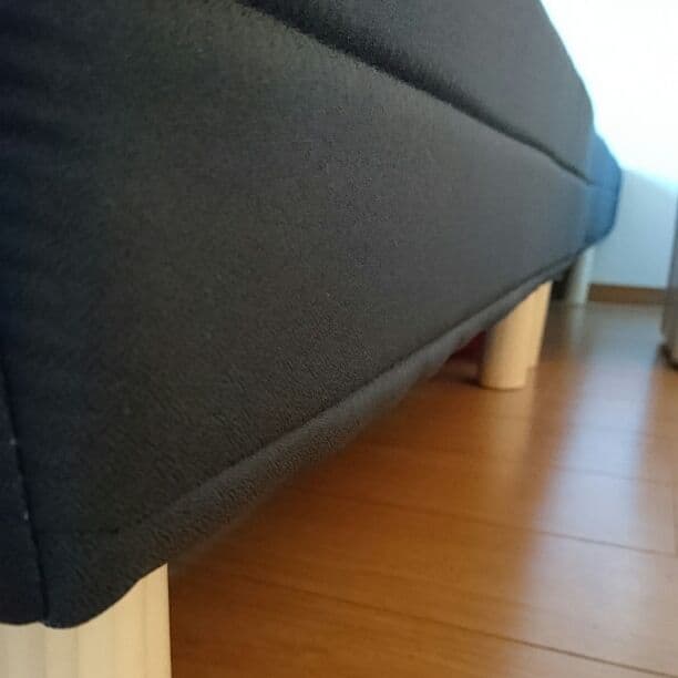 脚付きセミダブルベッド