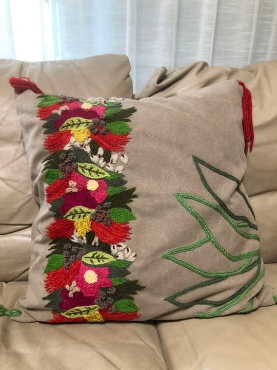 アロハ　手縫い　手刺繍　クッション