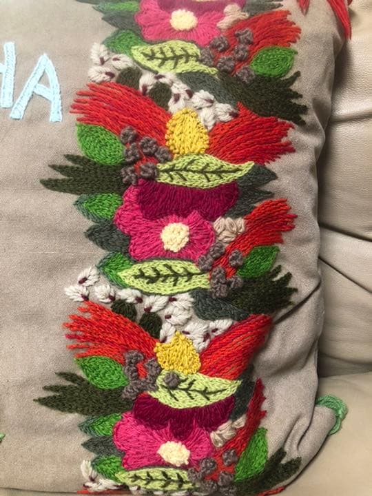アロハ　手縫い　手刺繍　クッション