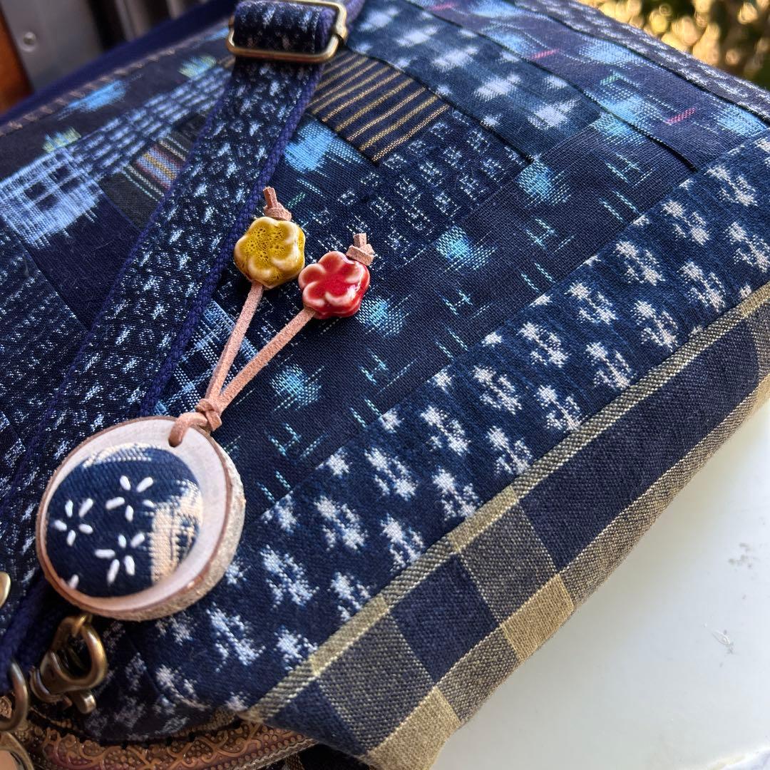 《絣のパッチワークがま口丸ショルダー》(*´꒳`*)ショルダー紐とチャーム付き