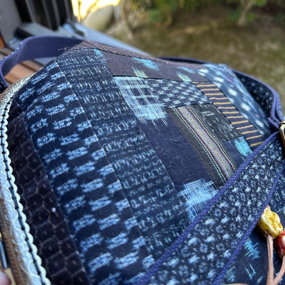 《絣のパッチワークがま口丸ショルダー》(*´꒳`*)ショルダー紐とチャーム付き