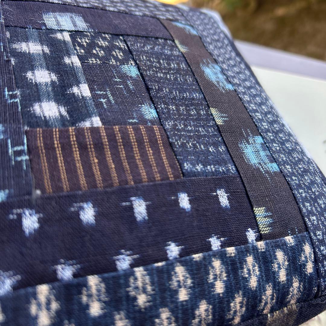 《絣のパッチワークがま口丸ショルダー》(*´꒳`*)ショルダー紐とチャーム付き