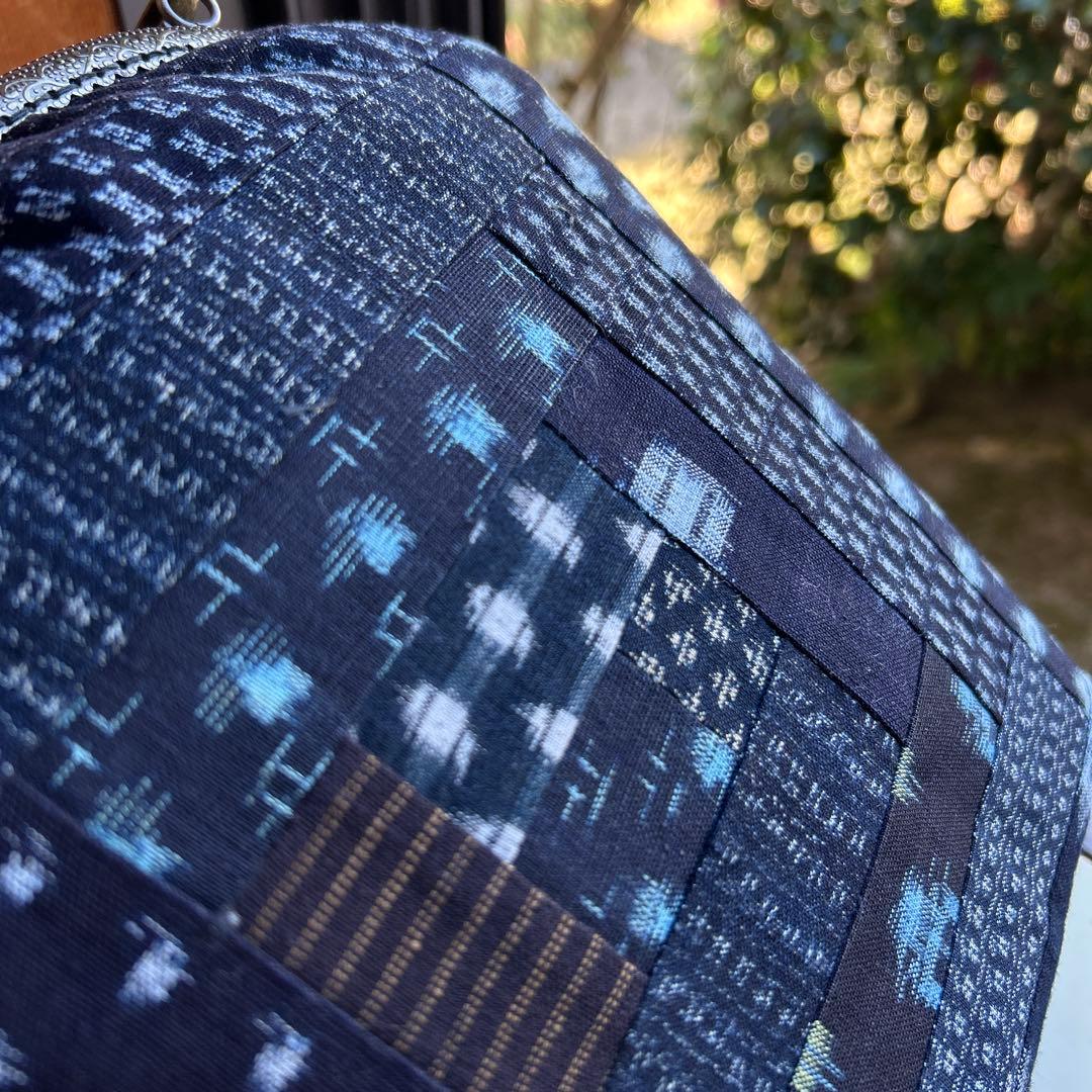 《絣のパッチワークがま口丸ショルダー》(*´꒳`*)ショルダー紐とチャーム付き