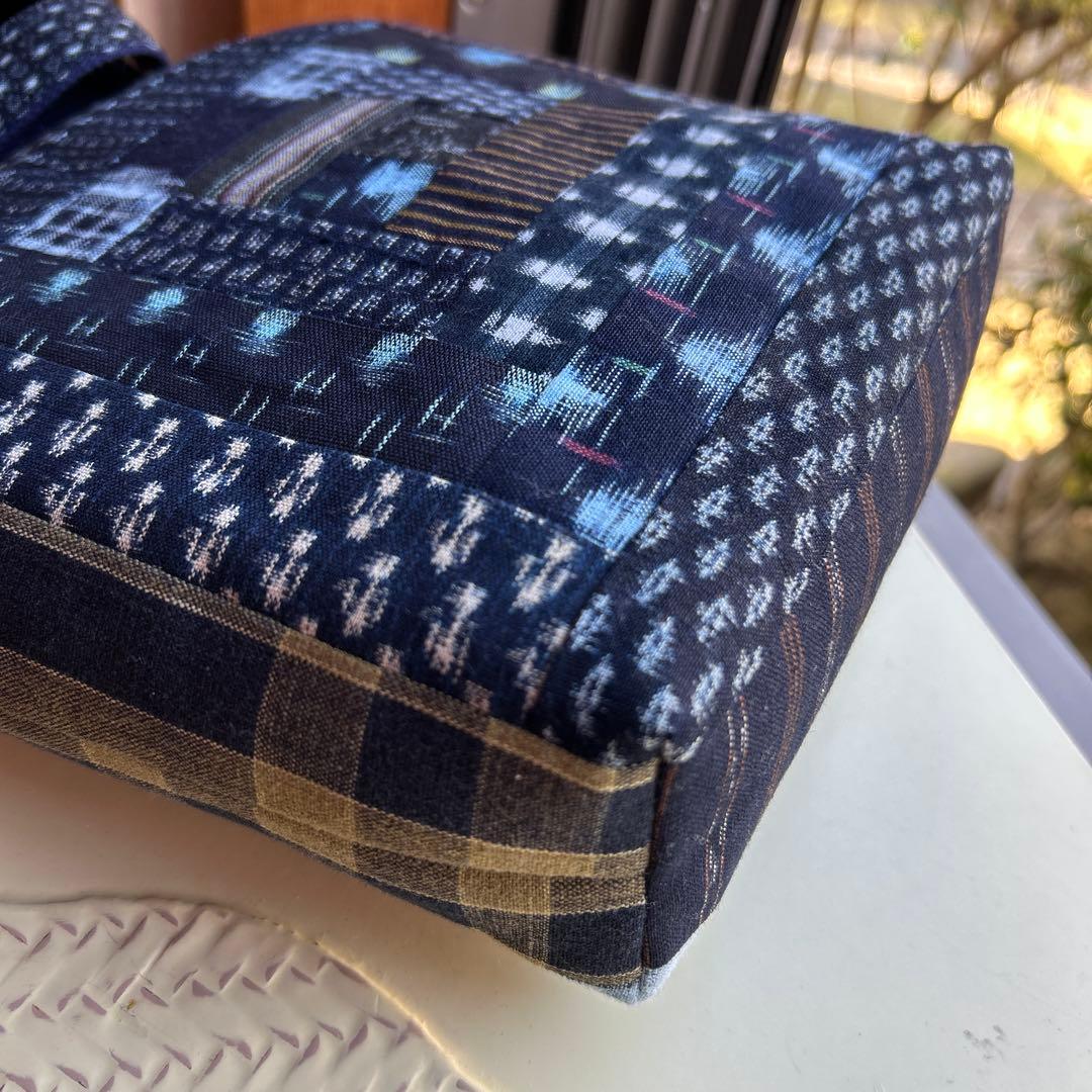 《絣のパッチワークがま口丸ショルダー》(*´꒳`*)ショルダー紐とチャーム付き