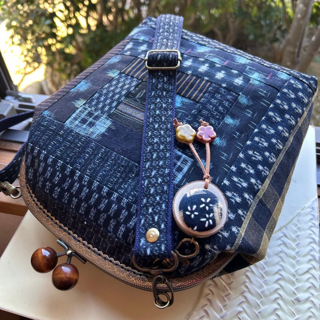 《絣のパッチワークがま口丸ショルダー》(*´꒳`*)ショルダー紐とチャーム付き
