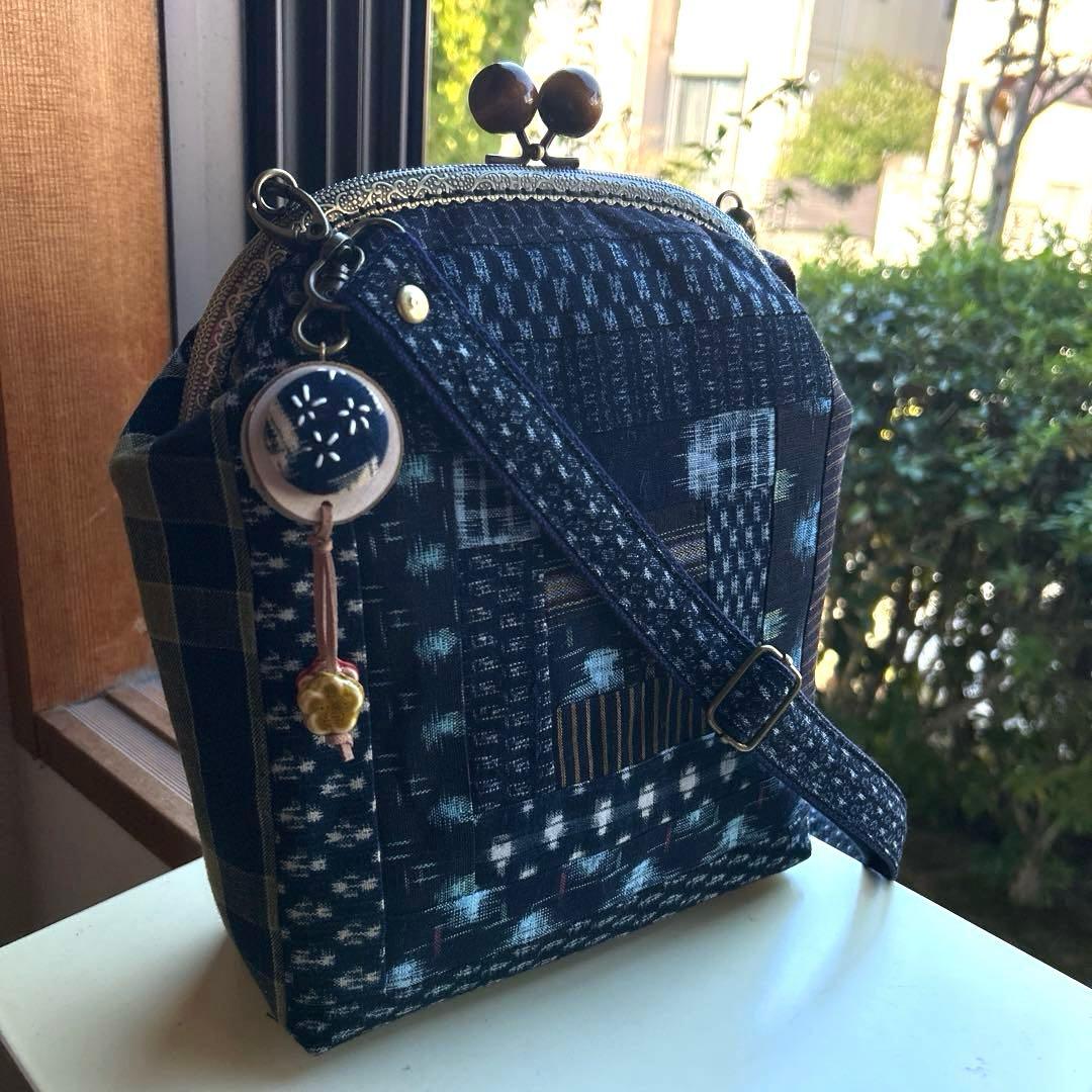 《絣のパッチワークがま口丸ショルダー》(*´꒳`*)ショルダー紐とチャーム付き