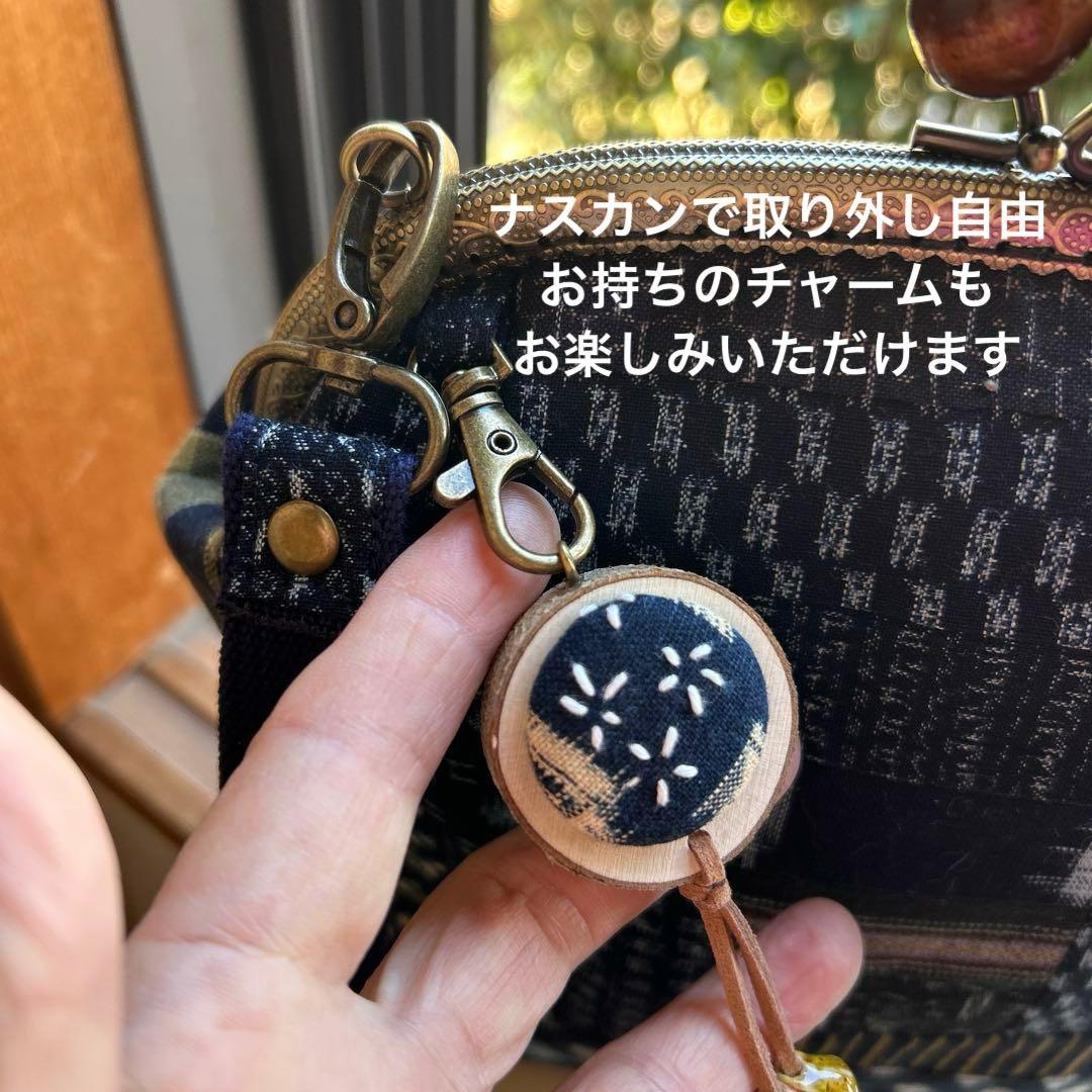 《絣のパッチワークがま口丸ショルダー》(*´꒳`*)ショルダー紐とチャーム付き