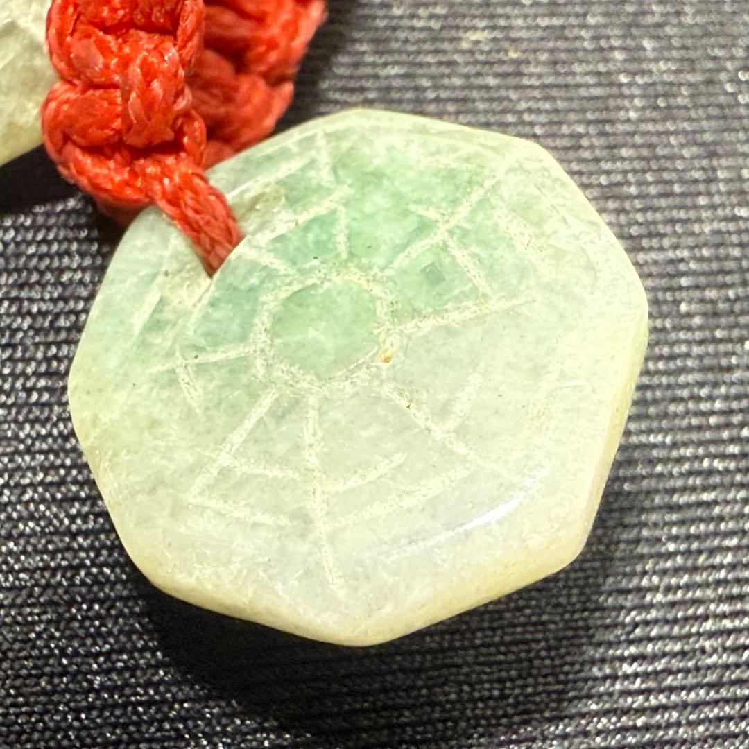 本翡翠 八卦彫刻 根付 開運 厄除け 魔除け 風水 赤紐 手彫り アンティーク