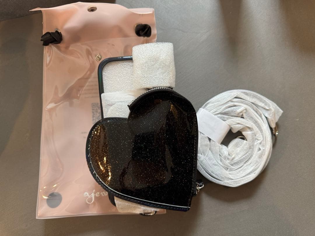 新品未使用/ajewハート型ポーチ付きスマホケース　iPhone15pro