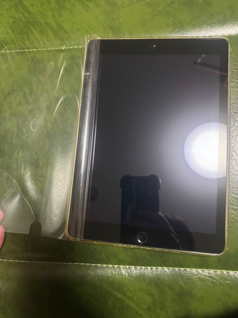中古Apple iPad 第5世代 シルバー32GB バッテリー77%