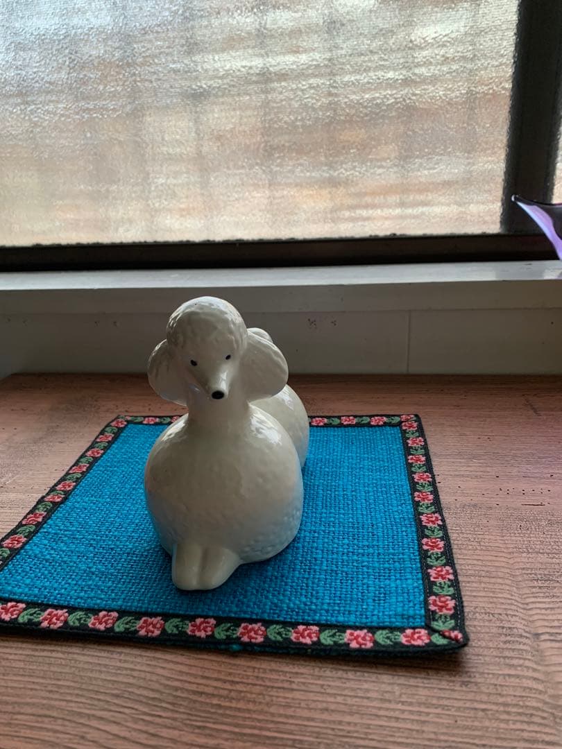 リサラーソン　白プードル