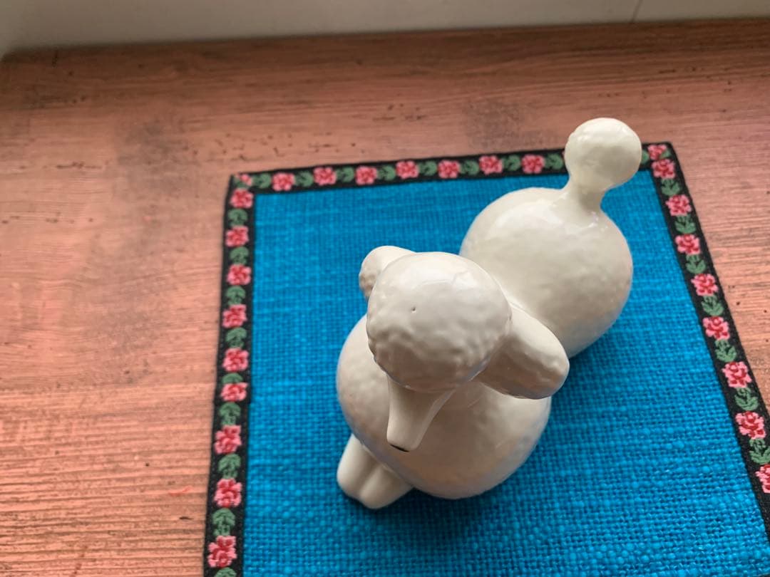 リサラーソン　白プードル