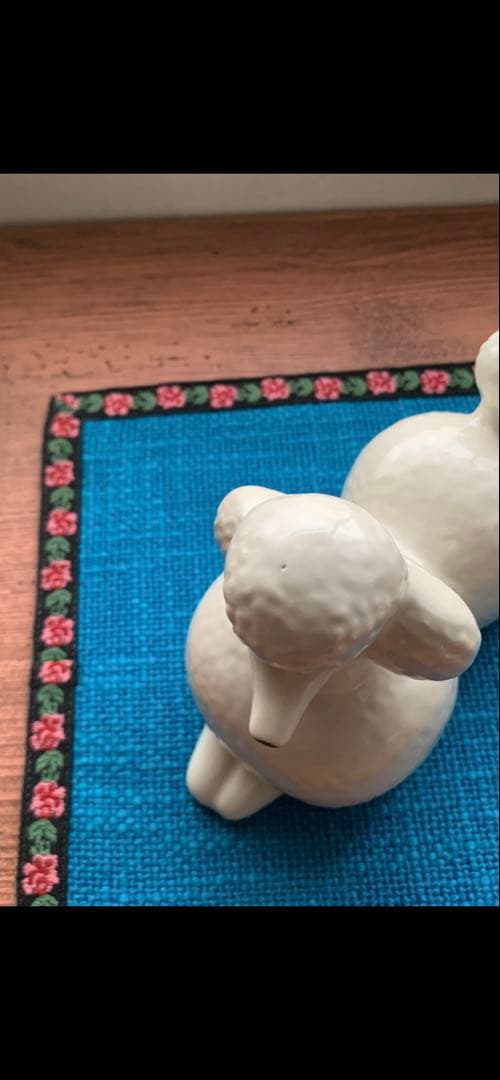 リサラーソン　白プードル