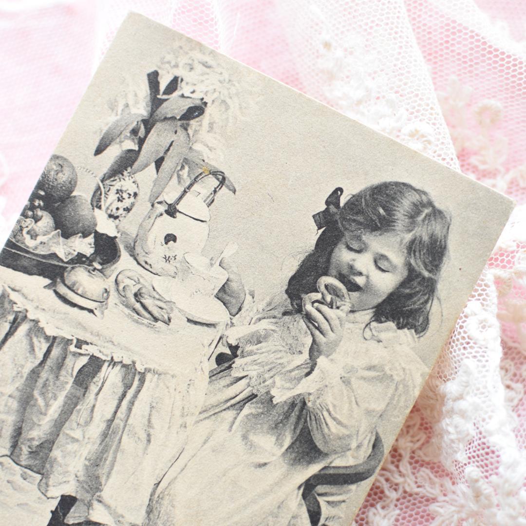 *アンティークポストカード　プレッツェルを頬張る可愛い少女