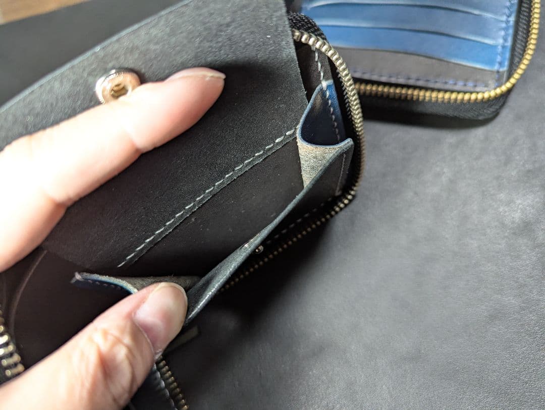 2つ折りファスナーウォレット クロコ型押し ブルー