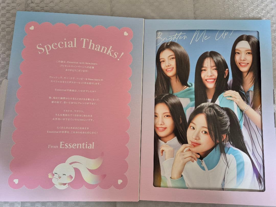 Essential NewJeans ポスター・Billboard Artist