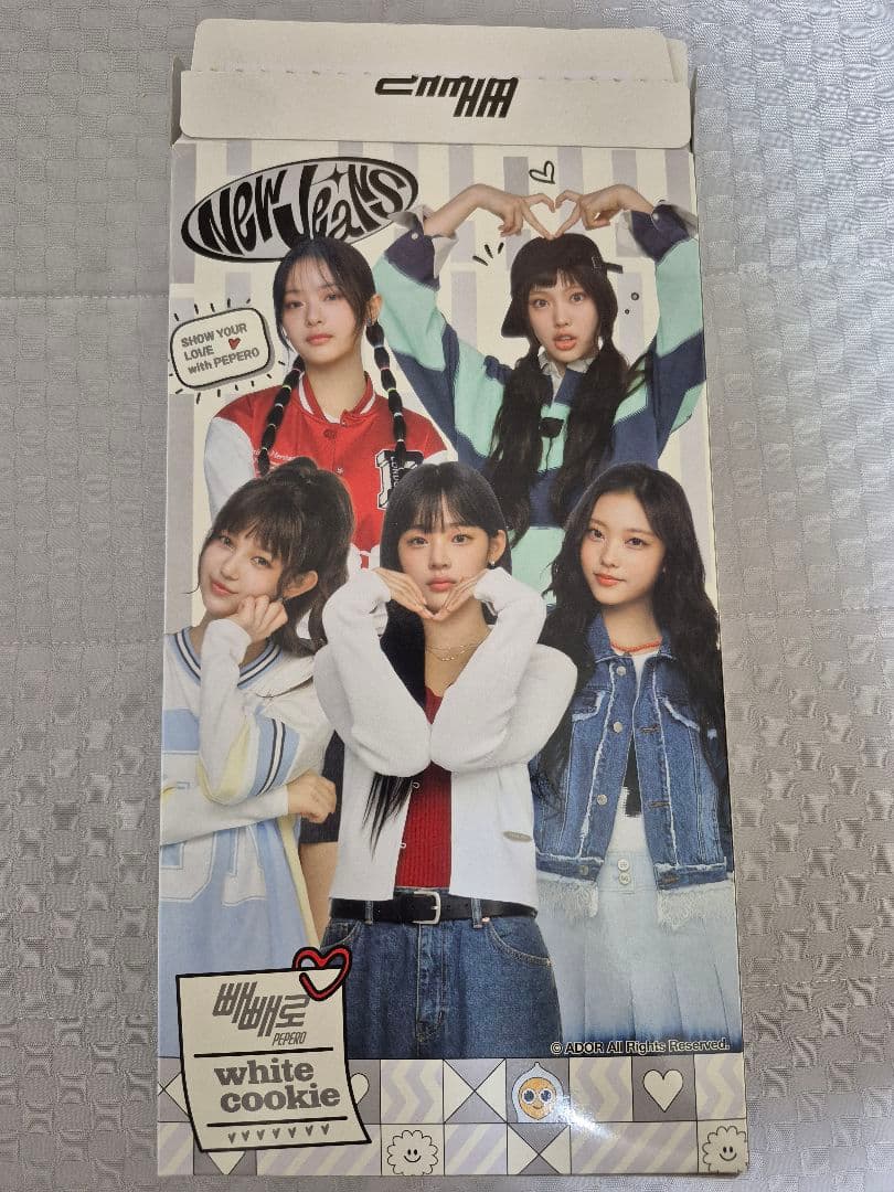 Essential NewJeans ポスター・Billboard Artist