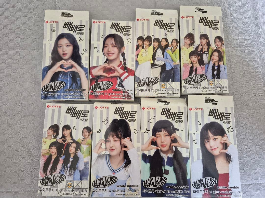 Essential NewJeans ポスター・Billboard Artist