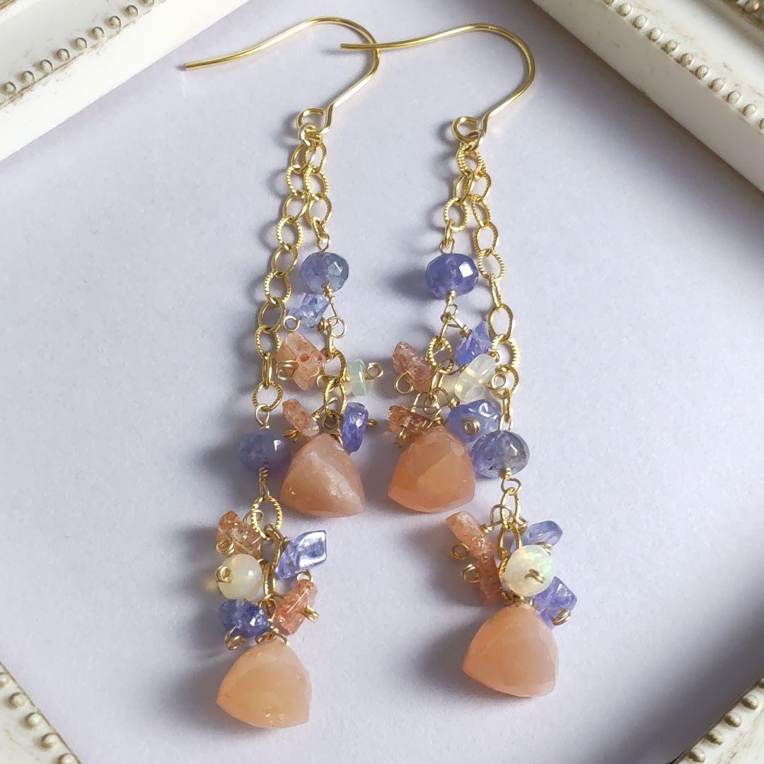 Ｎｏ．161 ピーチムーンストーン（トリリアンカット）ロングピアス