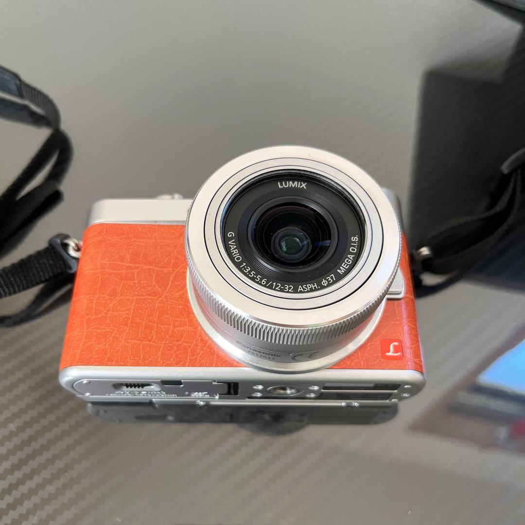 カメラ　Panasonic LUMIX DC-GF9W デジタル一眼レフ