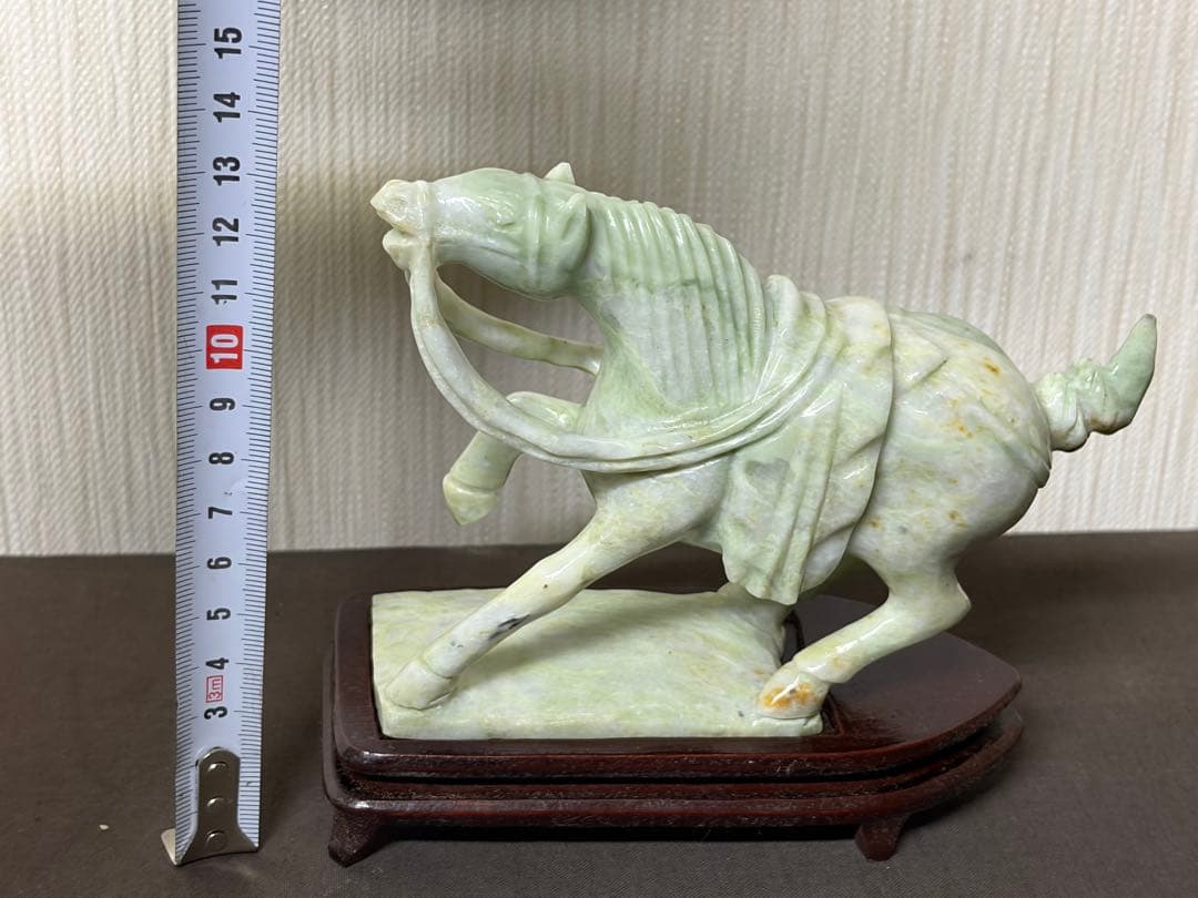 翡翠 馬の彫刻 木製台座付き