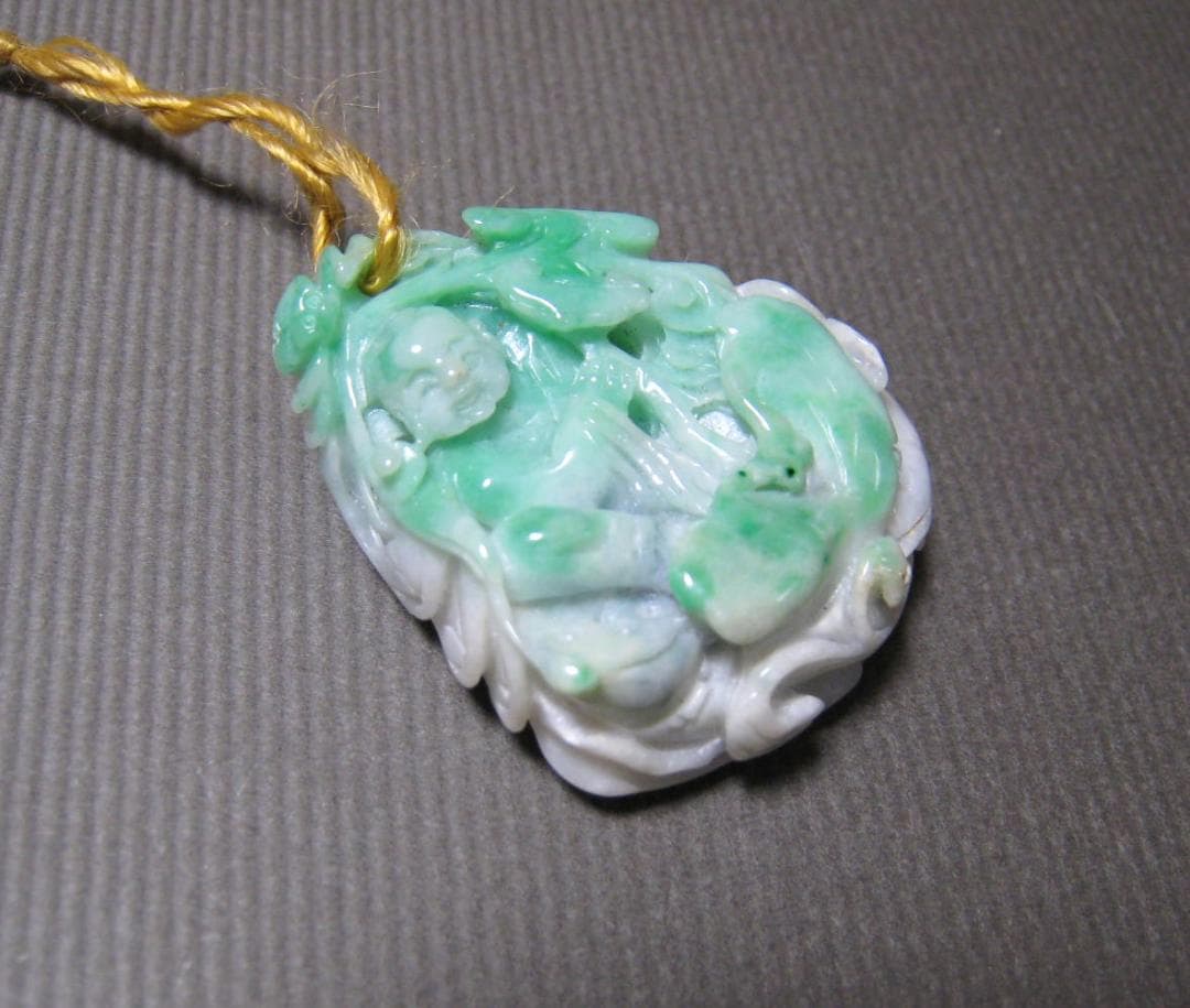 翡翠　細密彫刻　人物　葉　植物　彫り　根付　美術品　35.2ｇ