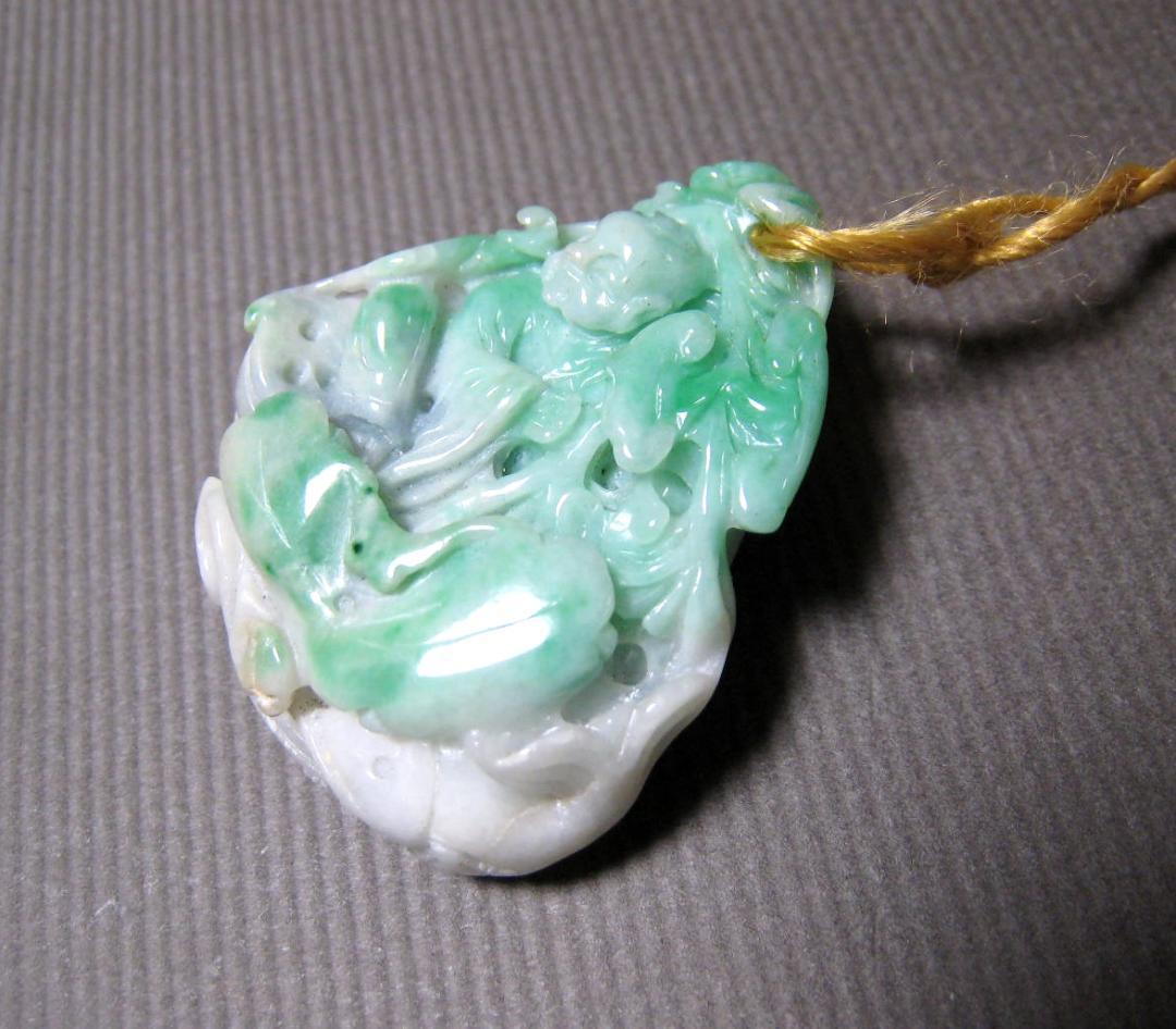 翡翠　細密彫刻　人物　葉　植物　彫り　根付　美術品　35.2ｇ