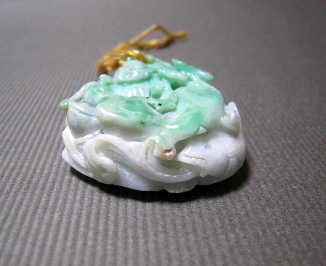 翡翠　細密彫刻　人物　葉　植物　彫り　根付　美術品　35.2ｇ