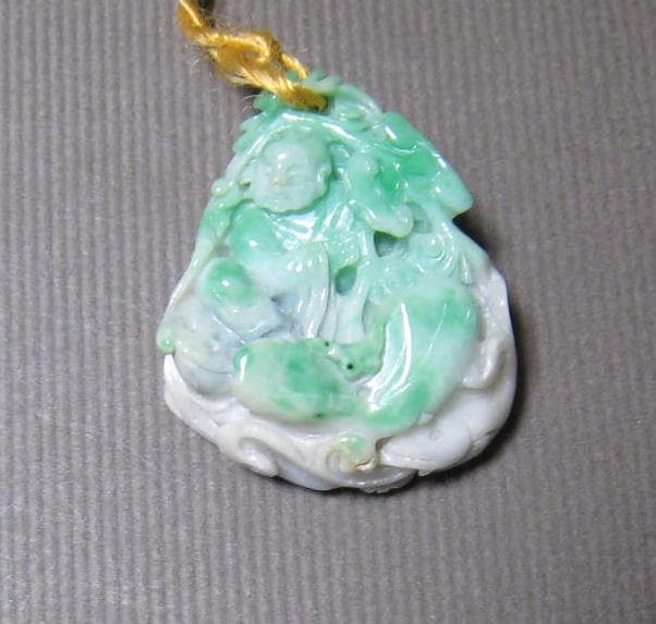 翡翠　細密彫刻　人物　葉　植物　彫り　根付　美術品　35.2ｇ