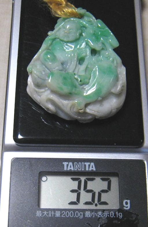 翡翠　細密彫刻　人物　葉　植物　彫り　根付　美術品　35.2ｇ