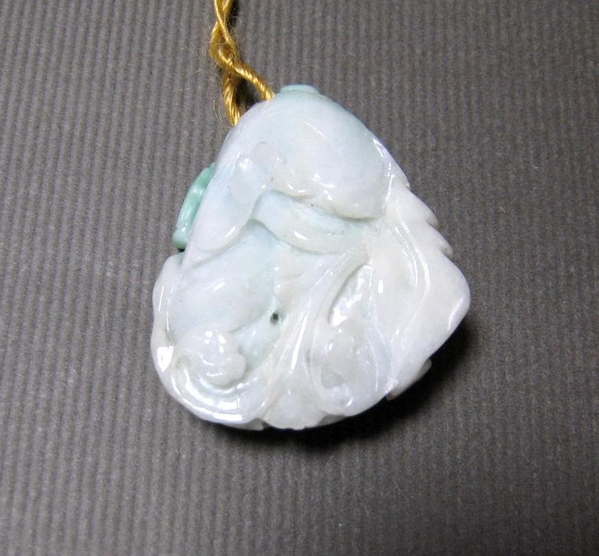 翡翠　細密彫刻　人物　葉　植物　彫り　根付　美術品　35.2ｇ