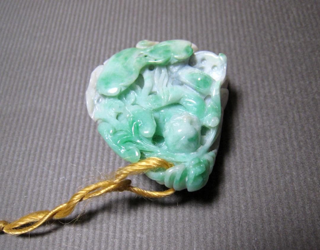 翡翠　細密彫刻　人物　葉　植物　彫り　根付　美術品　35.2ｇ