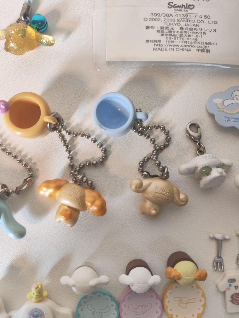 サンリオ シナモロール キーホルダー12個とミニチュアアイテム数点