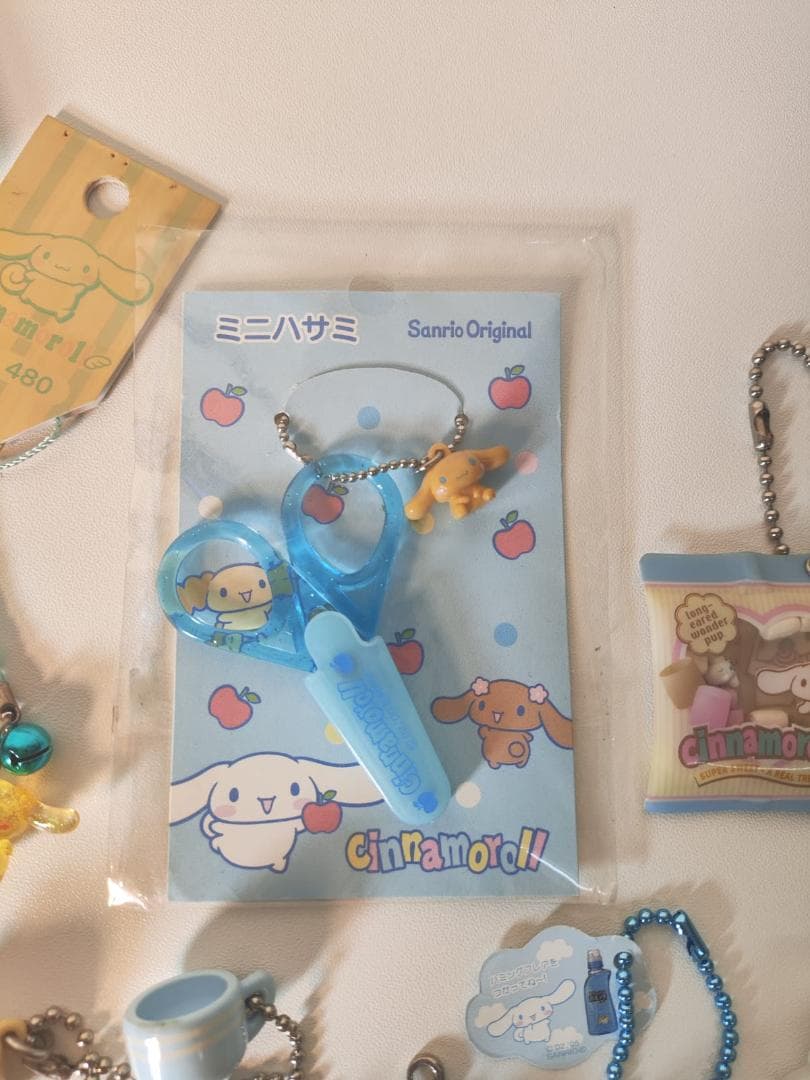 サンリオ シナモロール キーホルダー12個とミニチュアアイテム数点