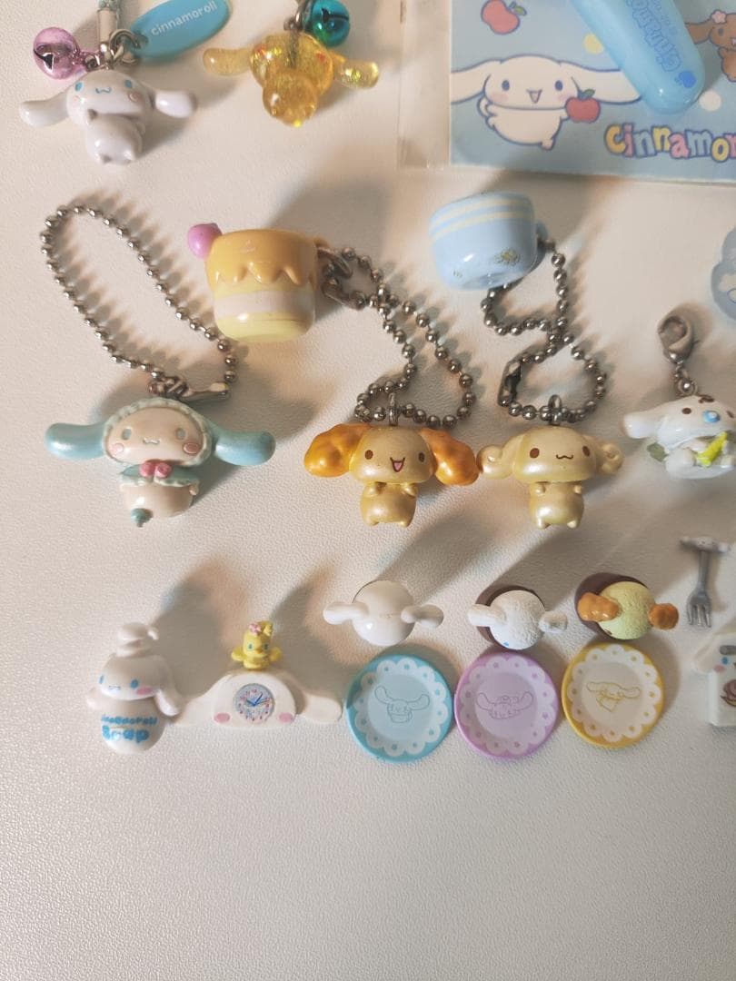 サンリオ シナモロール キーホルダー12個とミニチュアアイテム数点