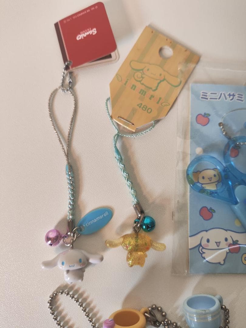 サンリオ シナモロール キーホルダー12個とミニチュアアイテム数点