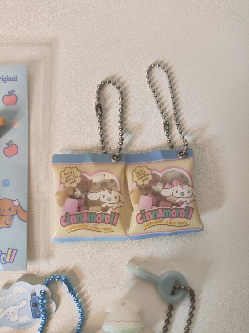 サンリオ シナモロール キーホルダー12個とミニチュアアイテム数点