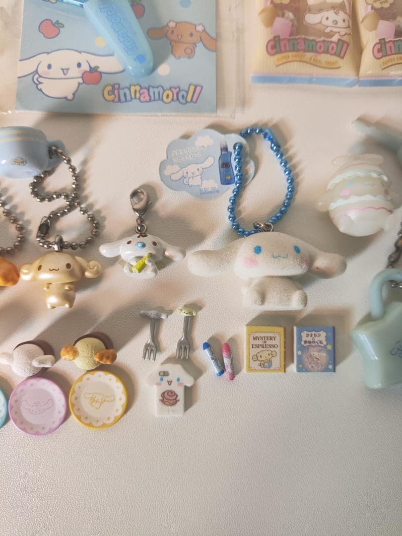 サンリオ シナモロール キーホルダー12個とミニチュアアイテム数点