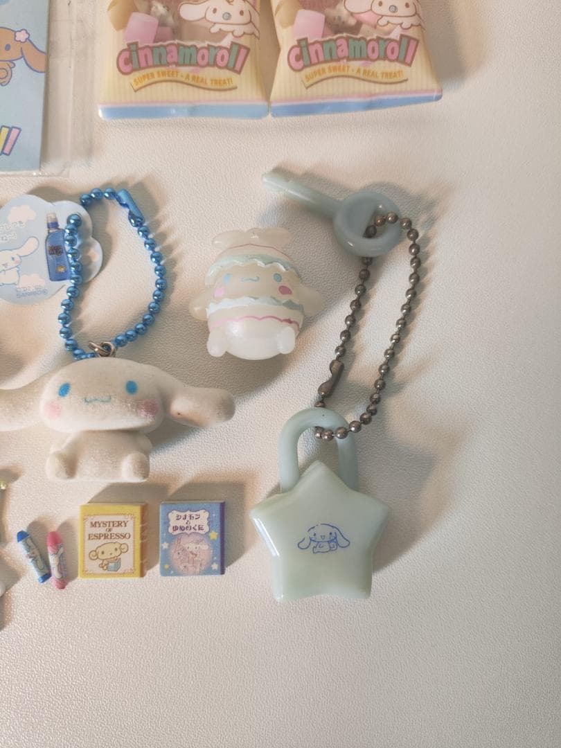 サンリオ シナモロール キーホルダー12個とミニチュアアイテム数点
