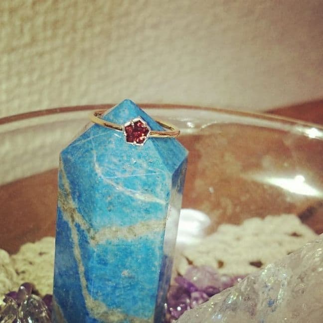 ガーネットの星リング